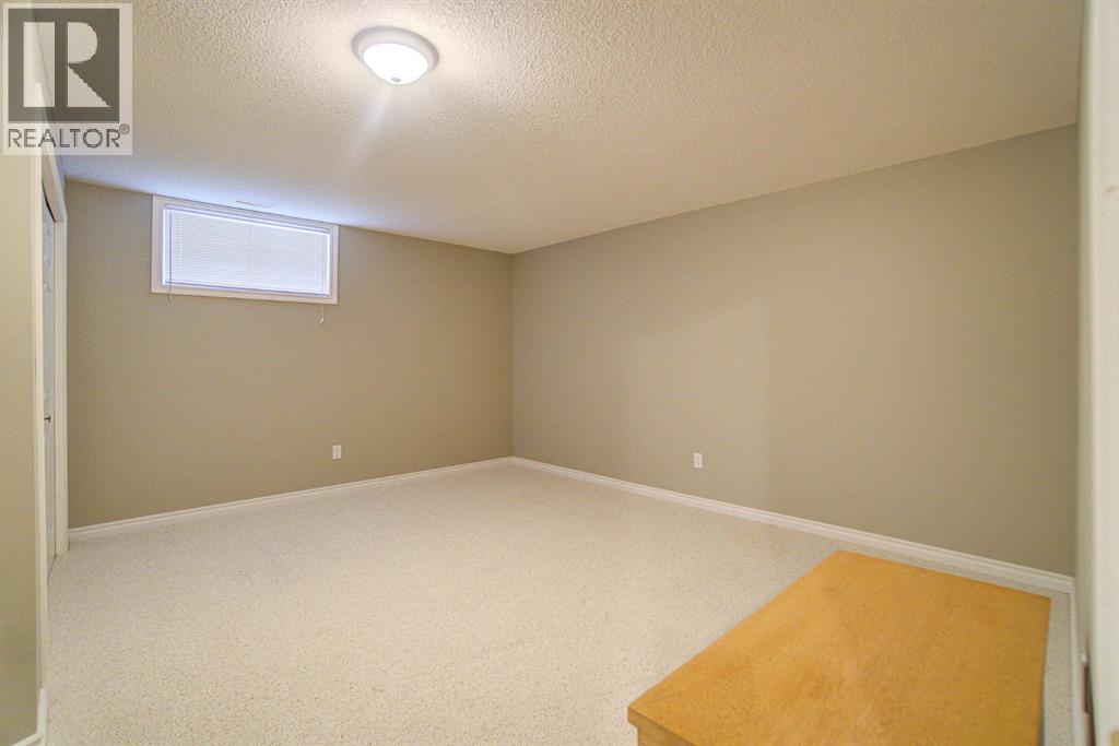 26 Skyline Crescent — photo 37