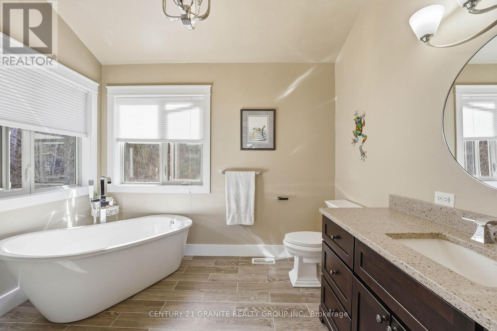 MASTERBEDROOM ENSUITE