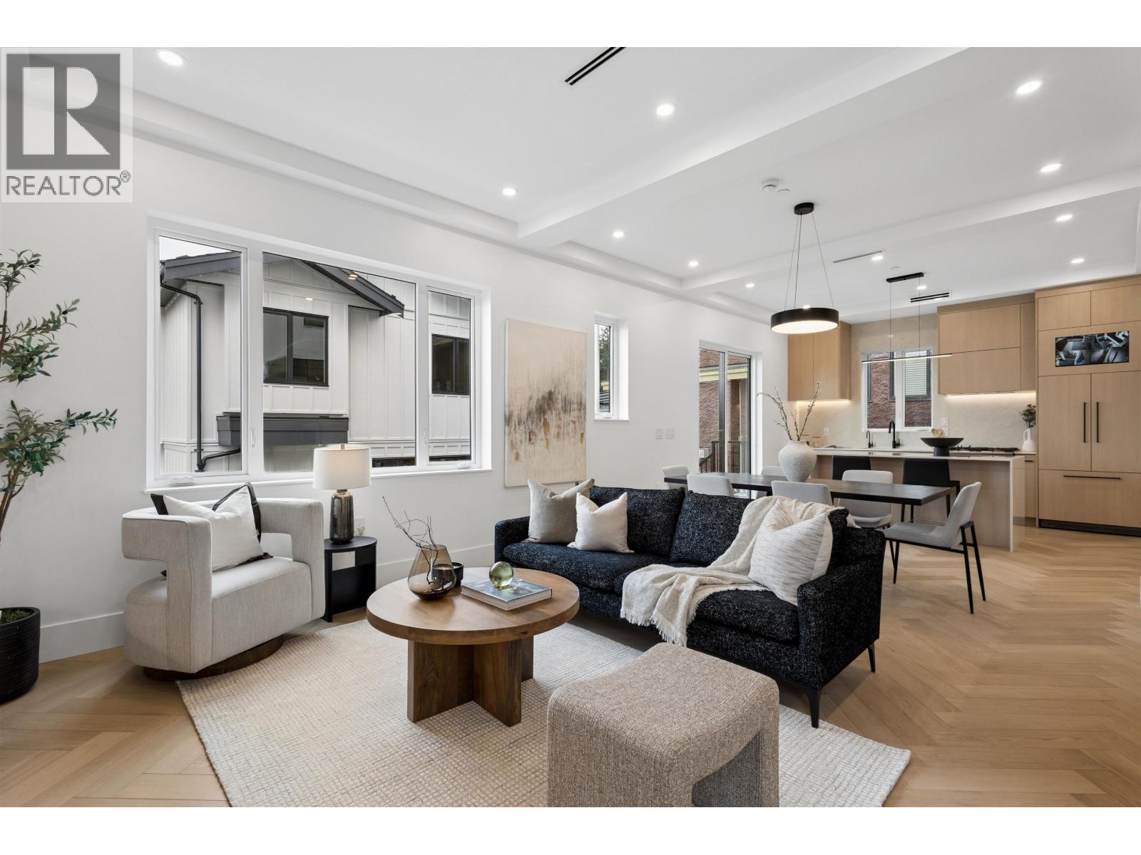 2 3637 E 46TH AVENUE