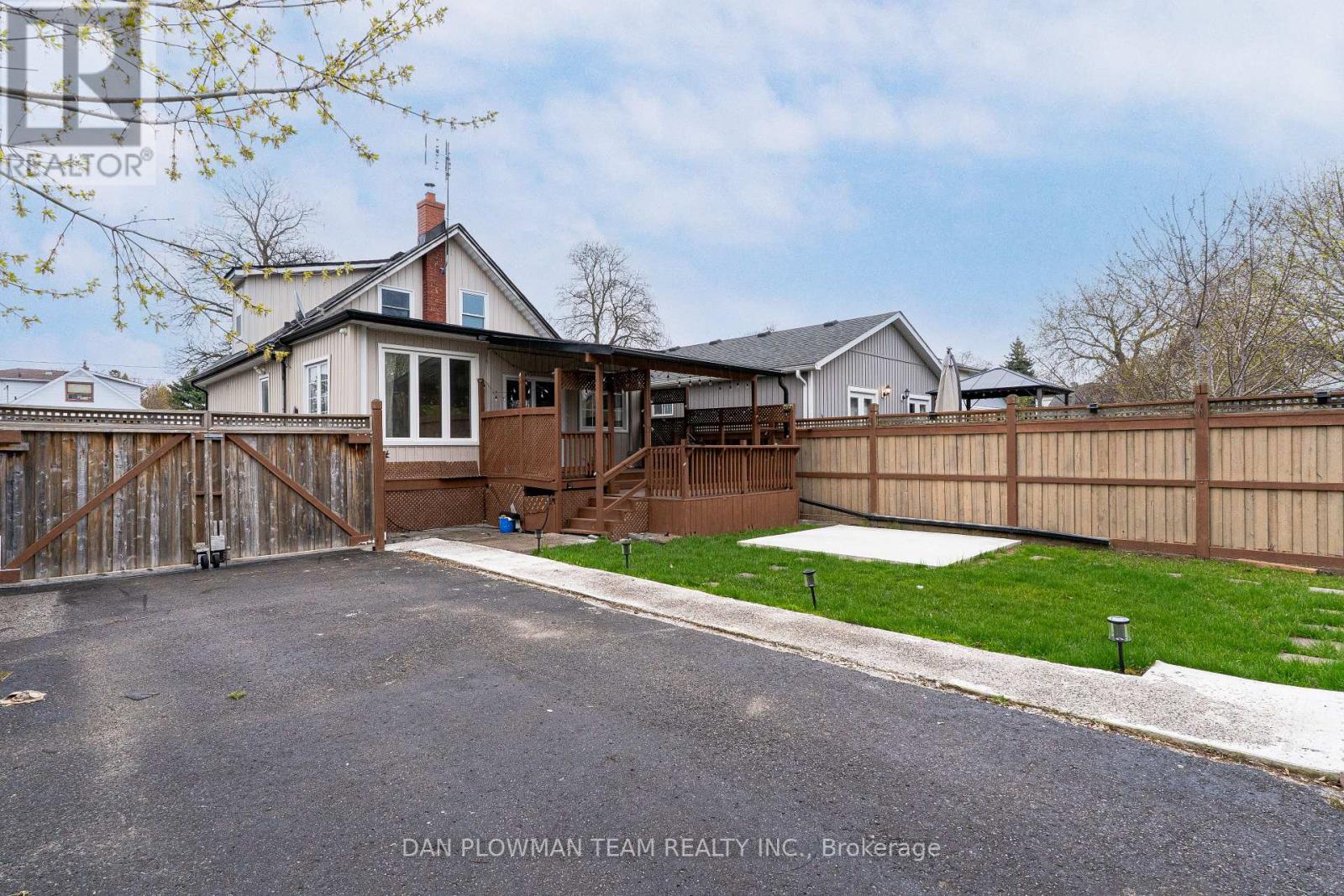 752 DOUGLAS STREET - 28