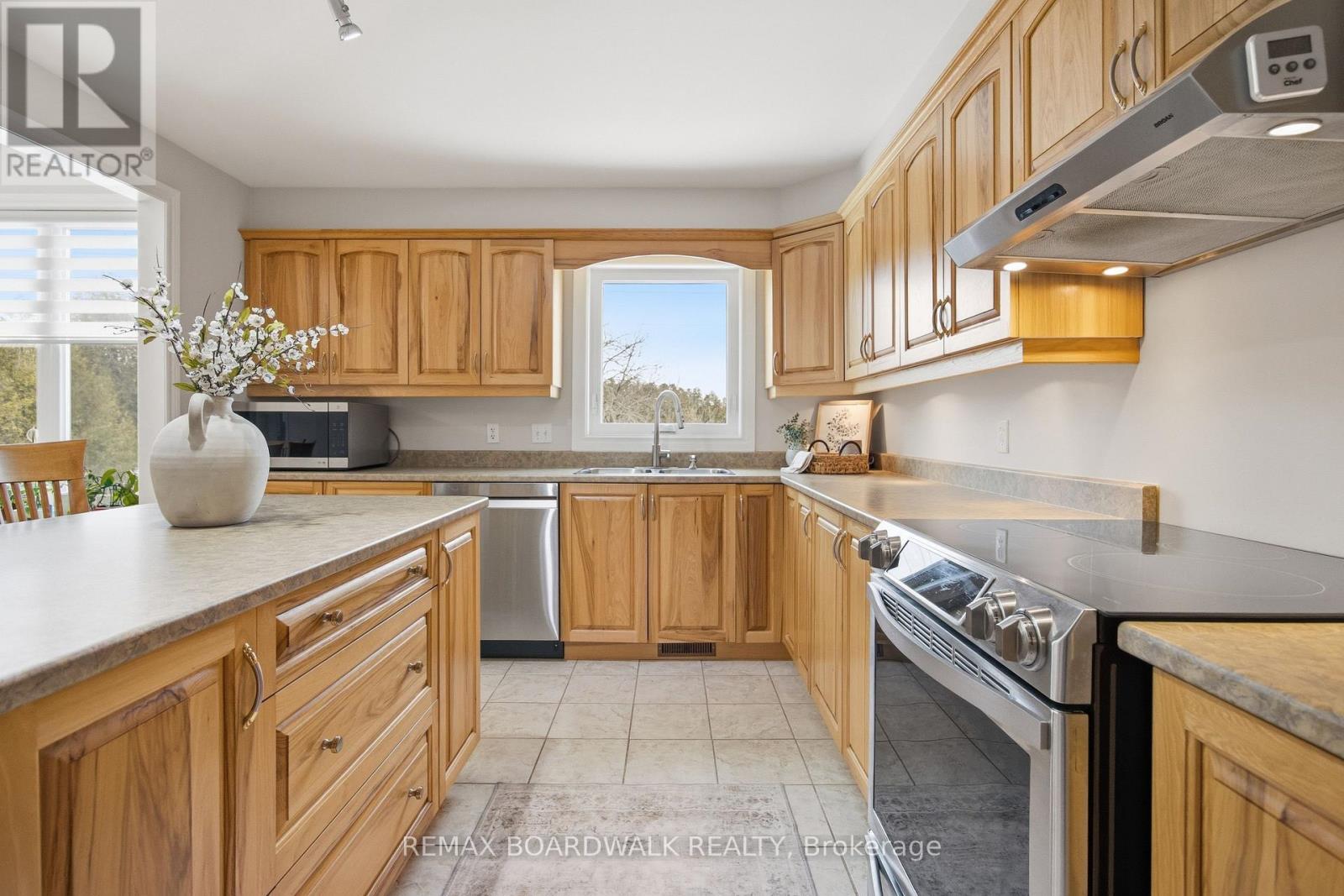 1662 RICHMOND ROAD - 10