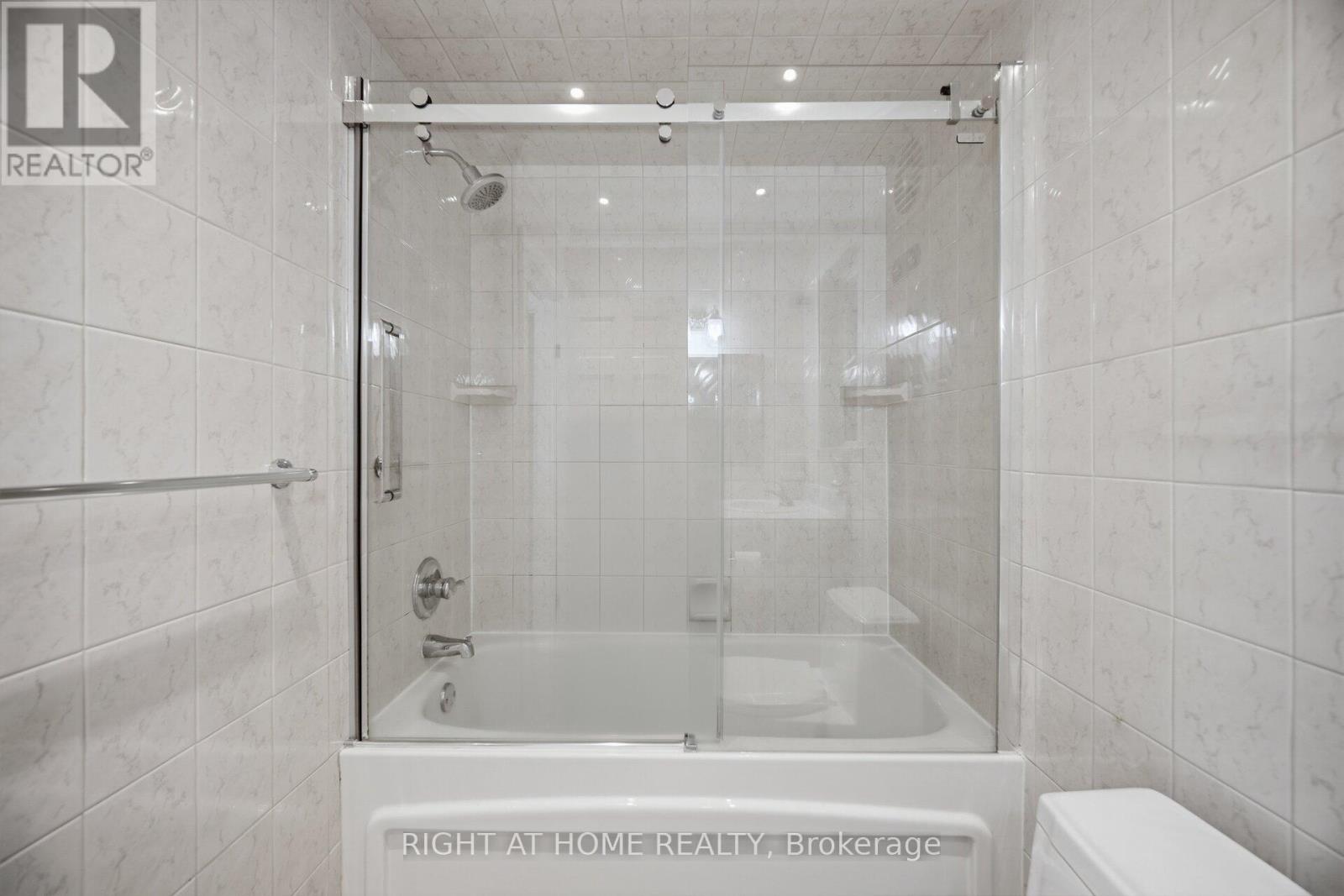 40 SANDERSTEAD AVENUE - 25