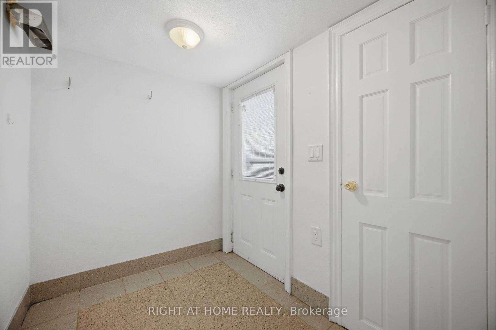 40 SANDERSTEAD AVENUE - 28