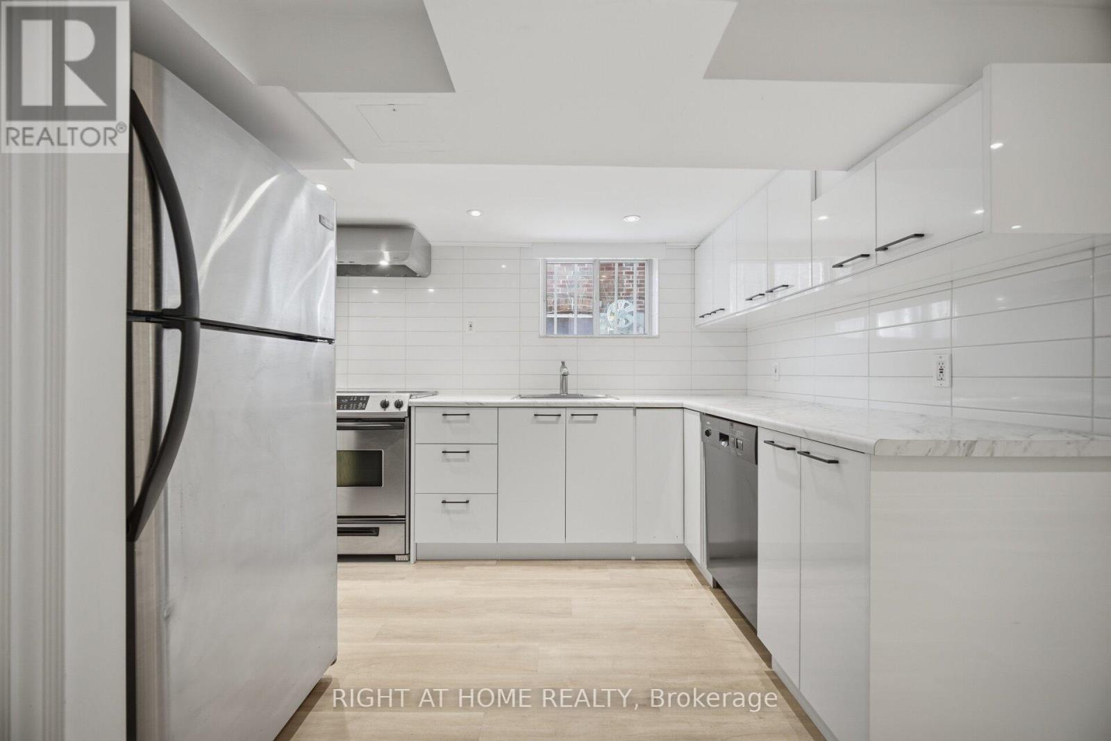 40 SANDERSTEAD AVENUE - 30
