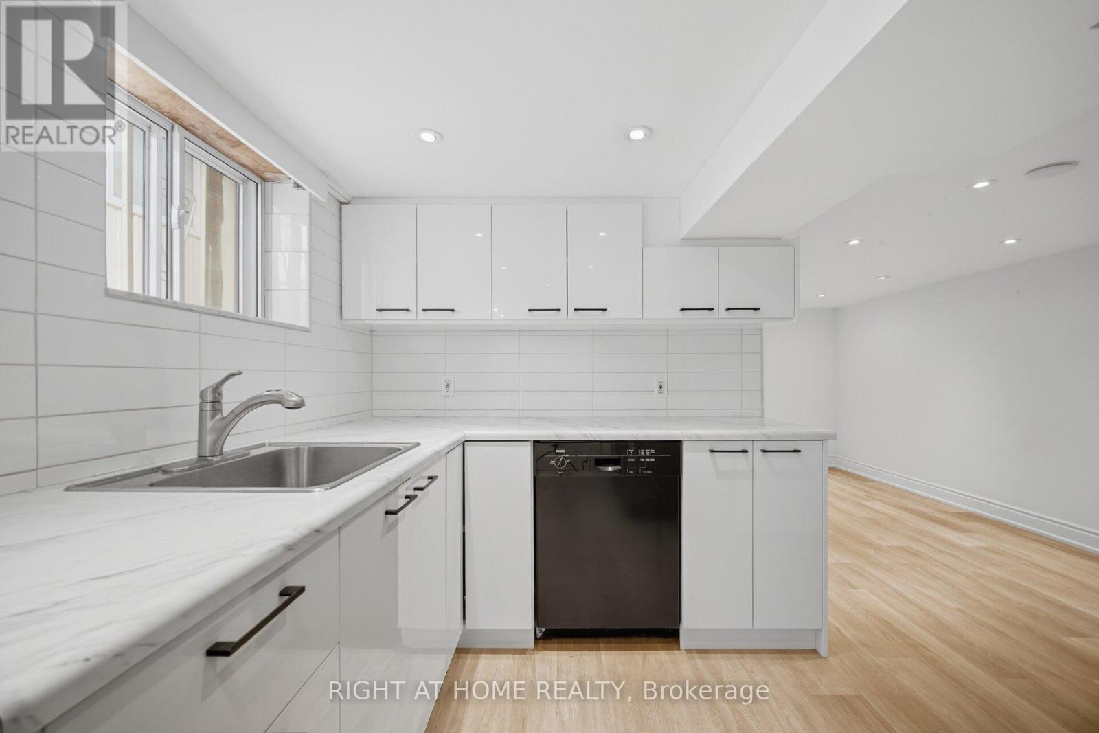 40 SANDERSTEAD AVENUE - 31