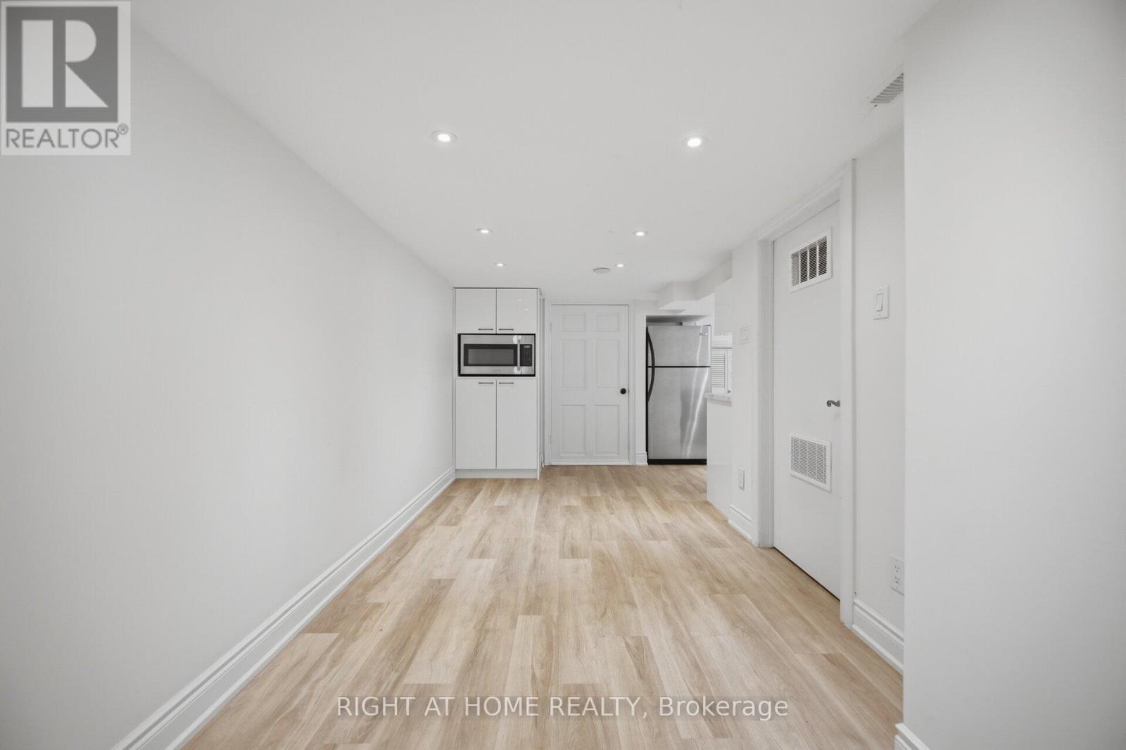 40 SANDERSTEAD AVENUE - 33