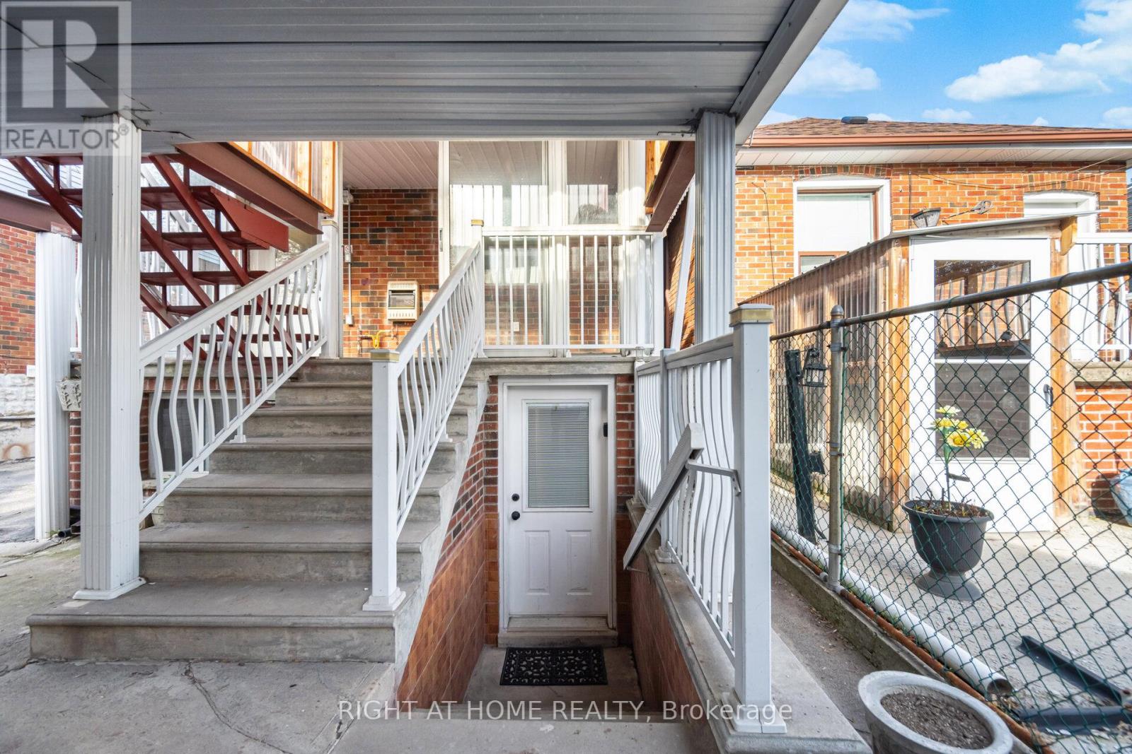 40 SANDERSTEAD AVENUE - 42