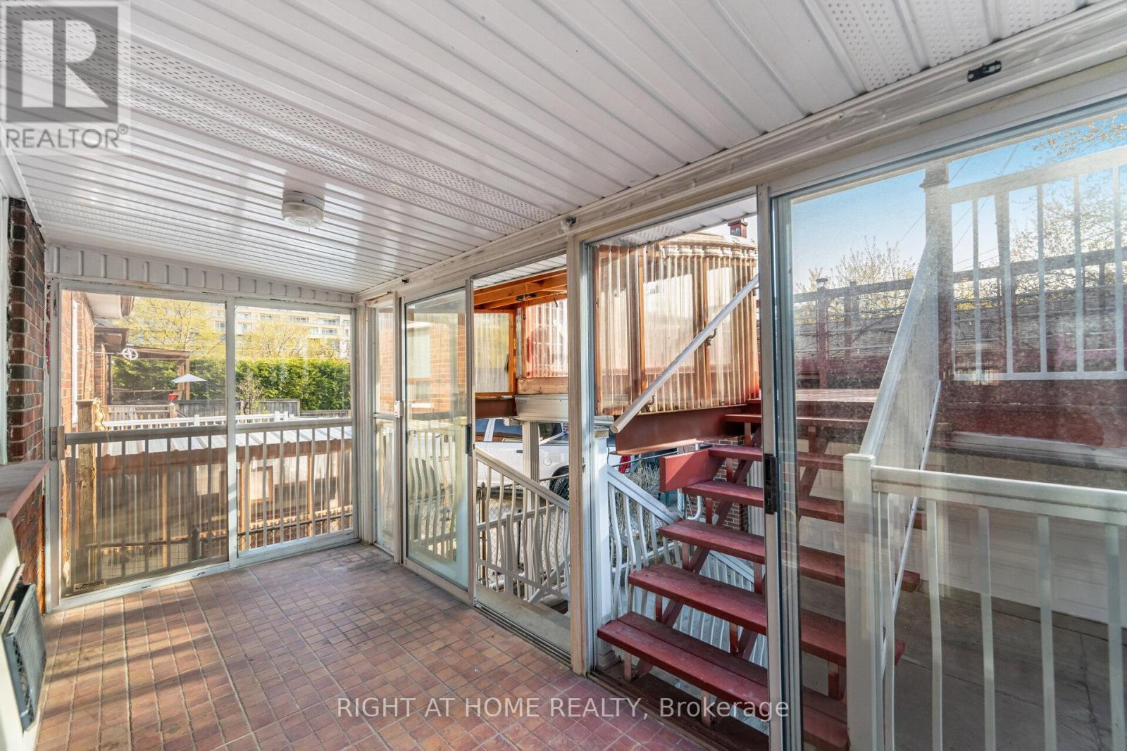 40 SANDERSTEAD AVENUE - 43