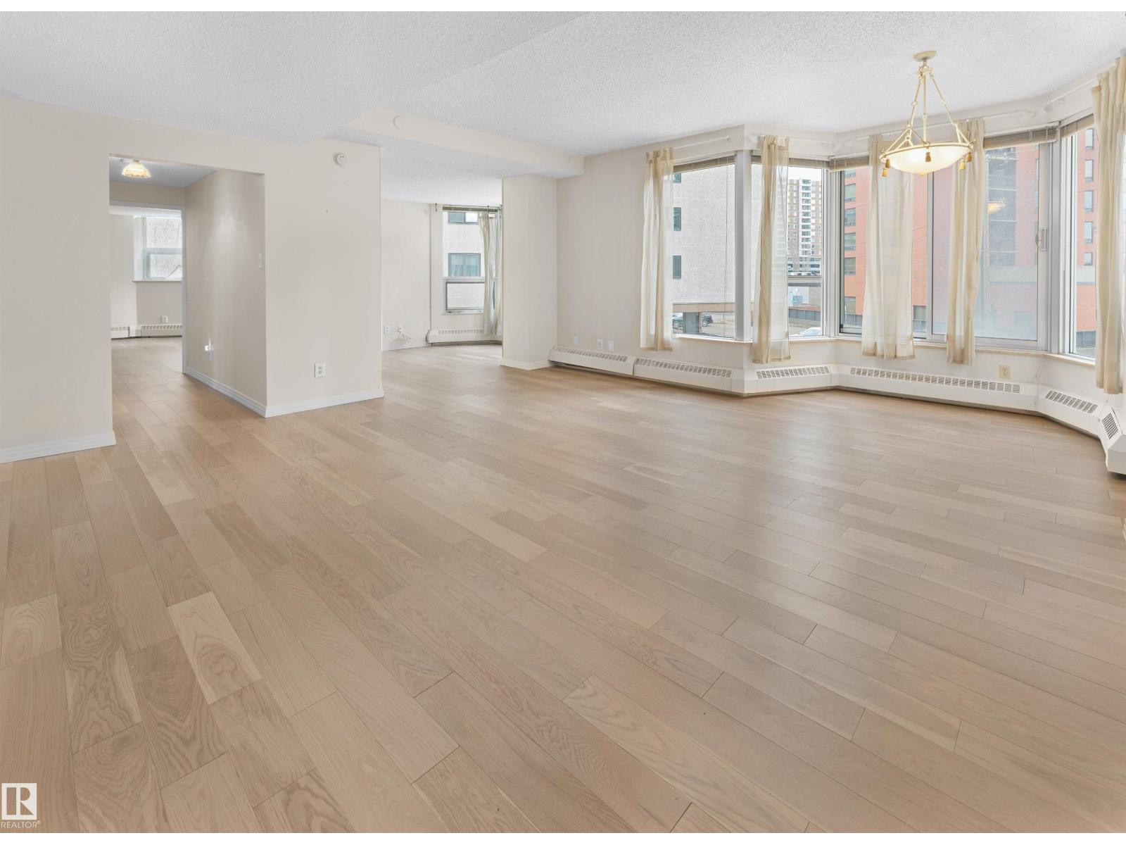 #201 11826 100 AV NW, Edmonton