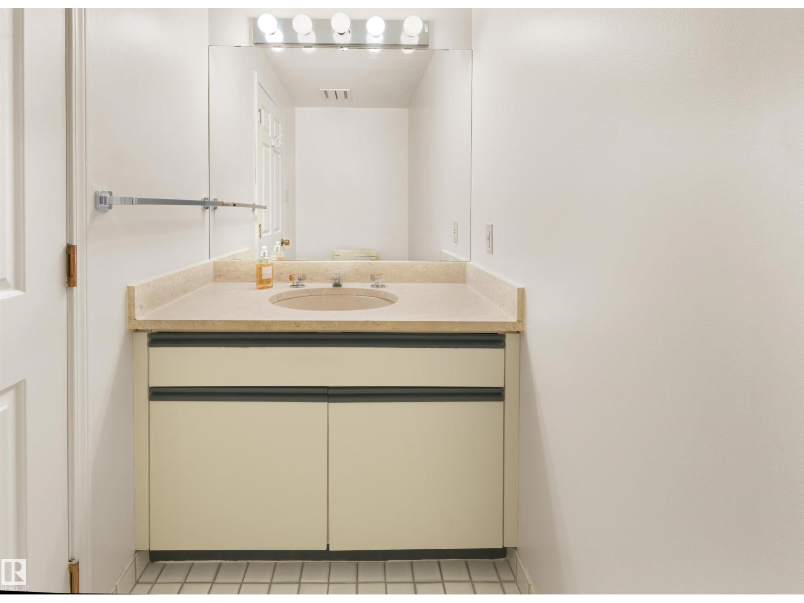 #201 11826 100 AV NW, Edmonton