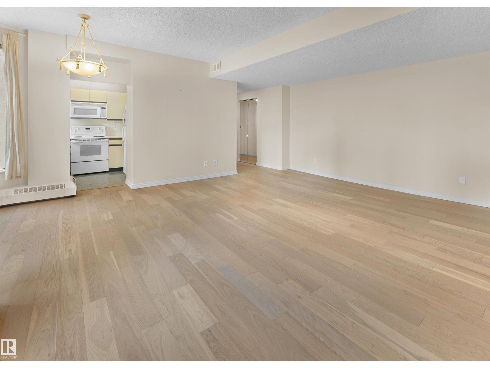 #201 11826 100 AV NW, Edmonton