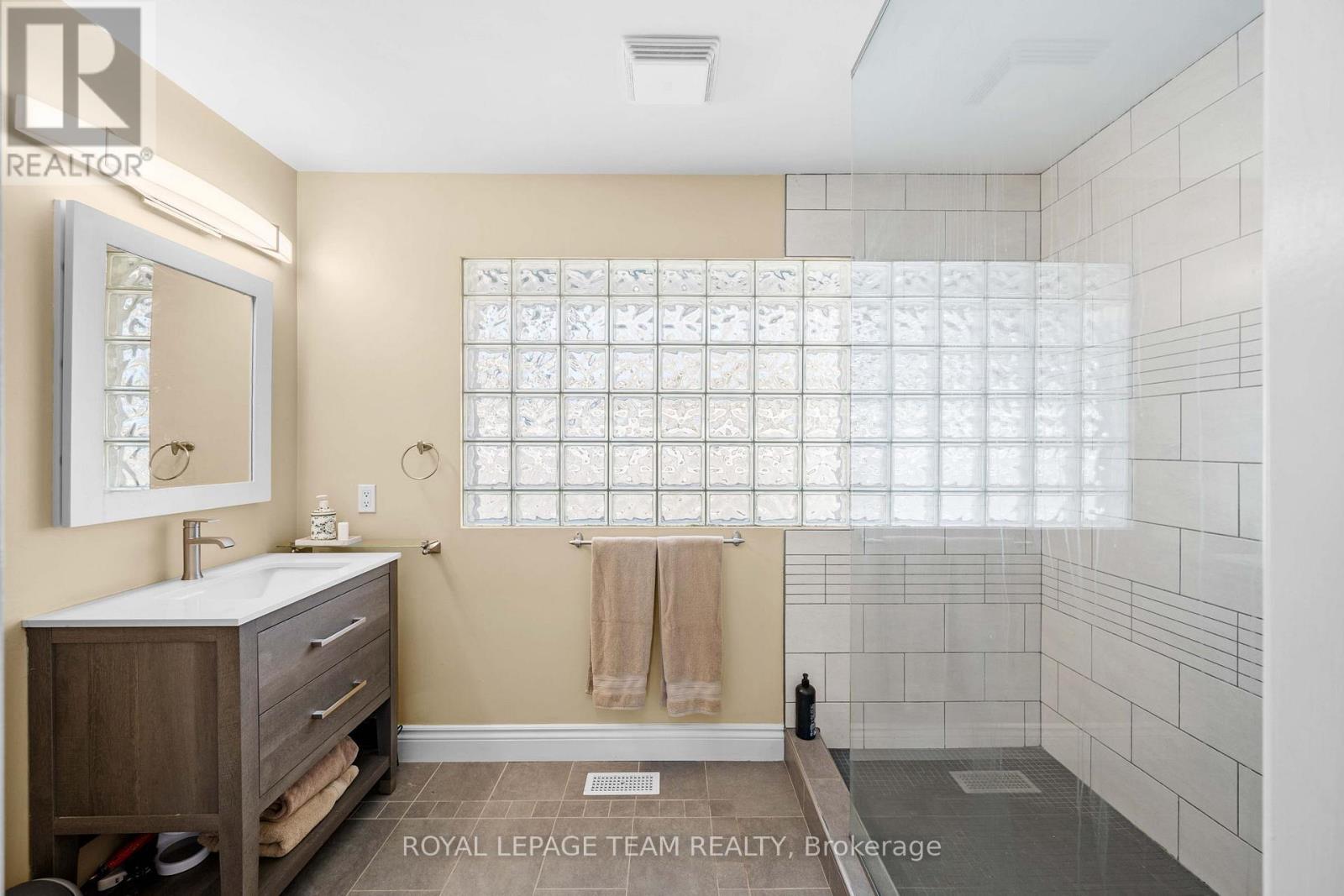 1986 FAIRBANKS AVENUE - 25