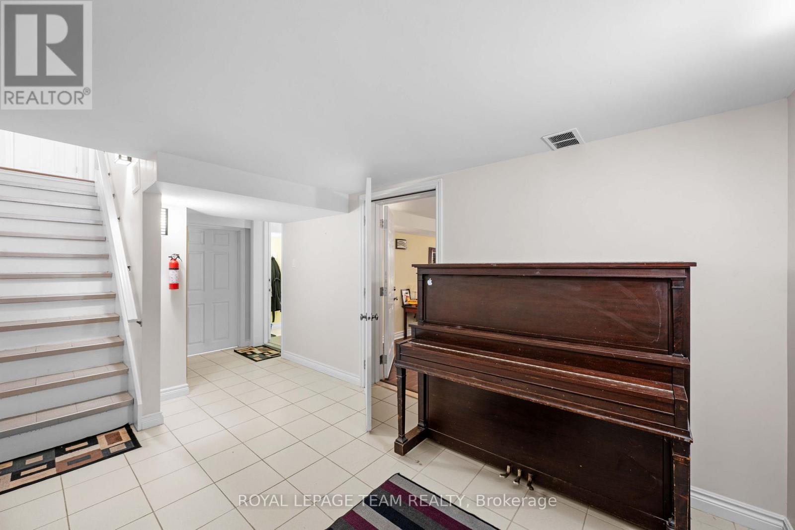 1986 FAIRBANKS AVENUE - 28