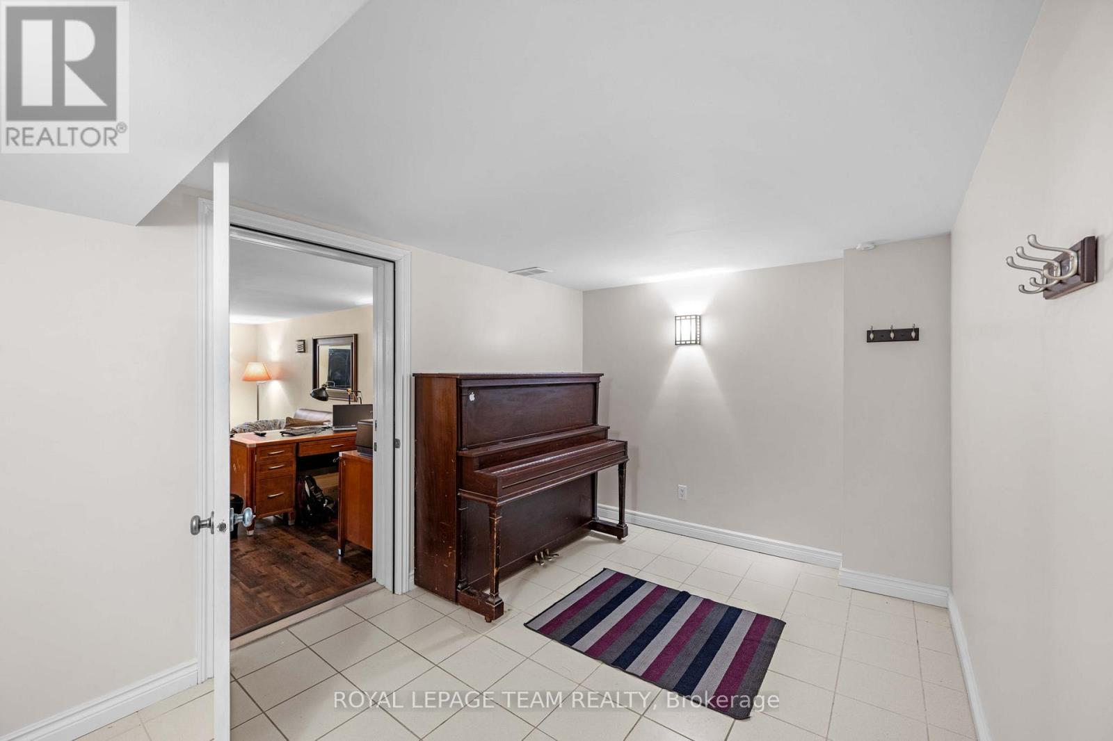 1986 FAIRBANKS AVENUE - 29