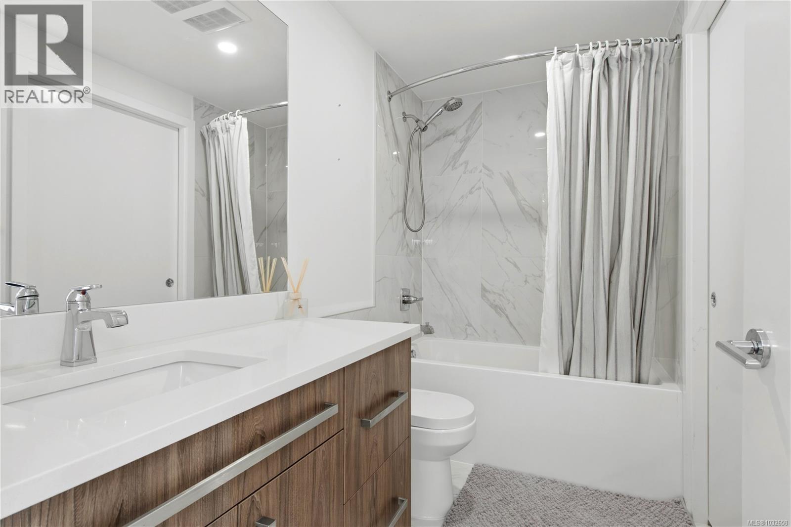 #305 3070 Kilpatrick Ave - 18