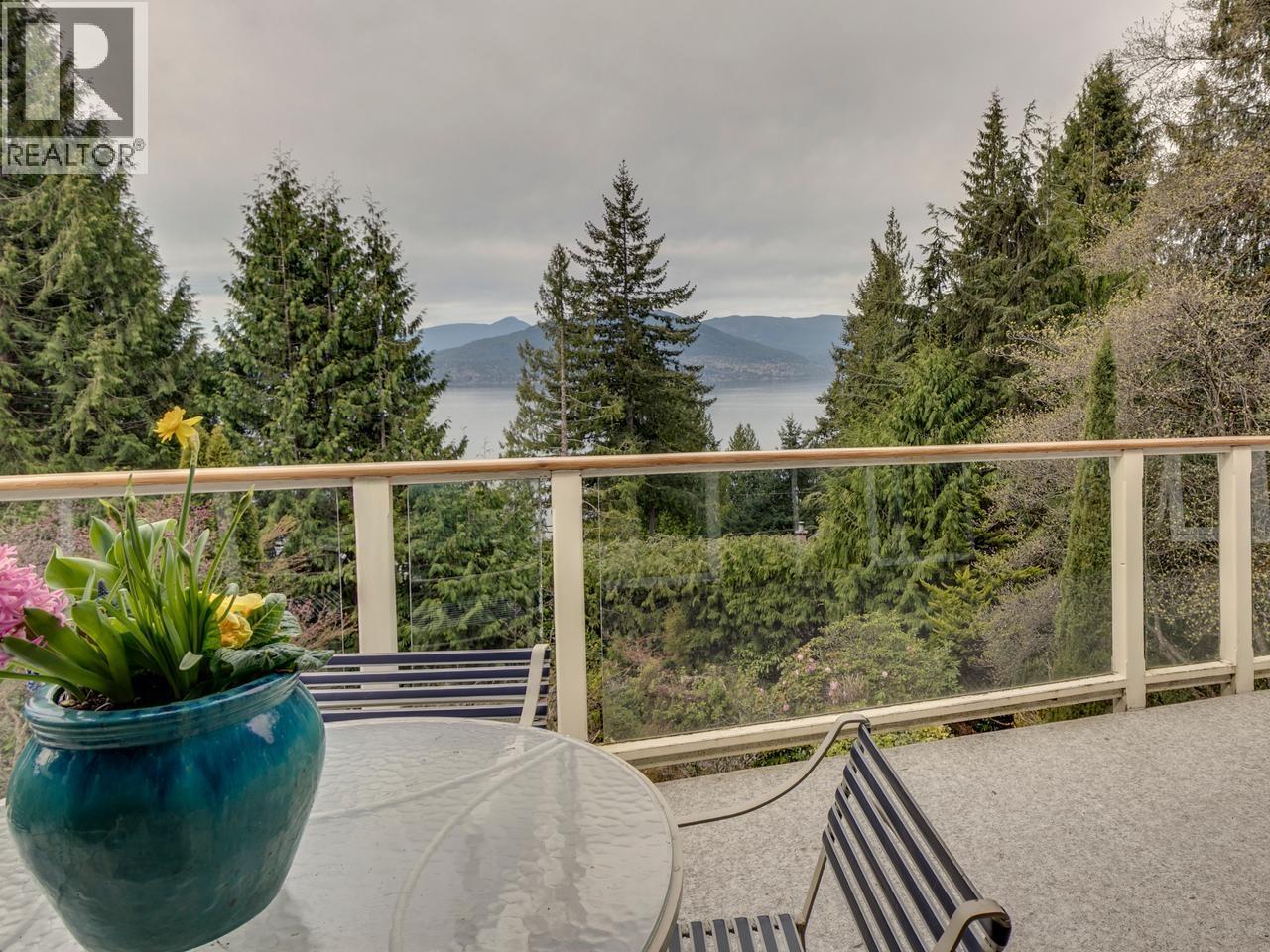 110 OCEANVIEW PLACE, Lions Bay