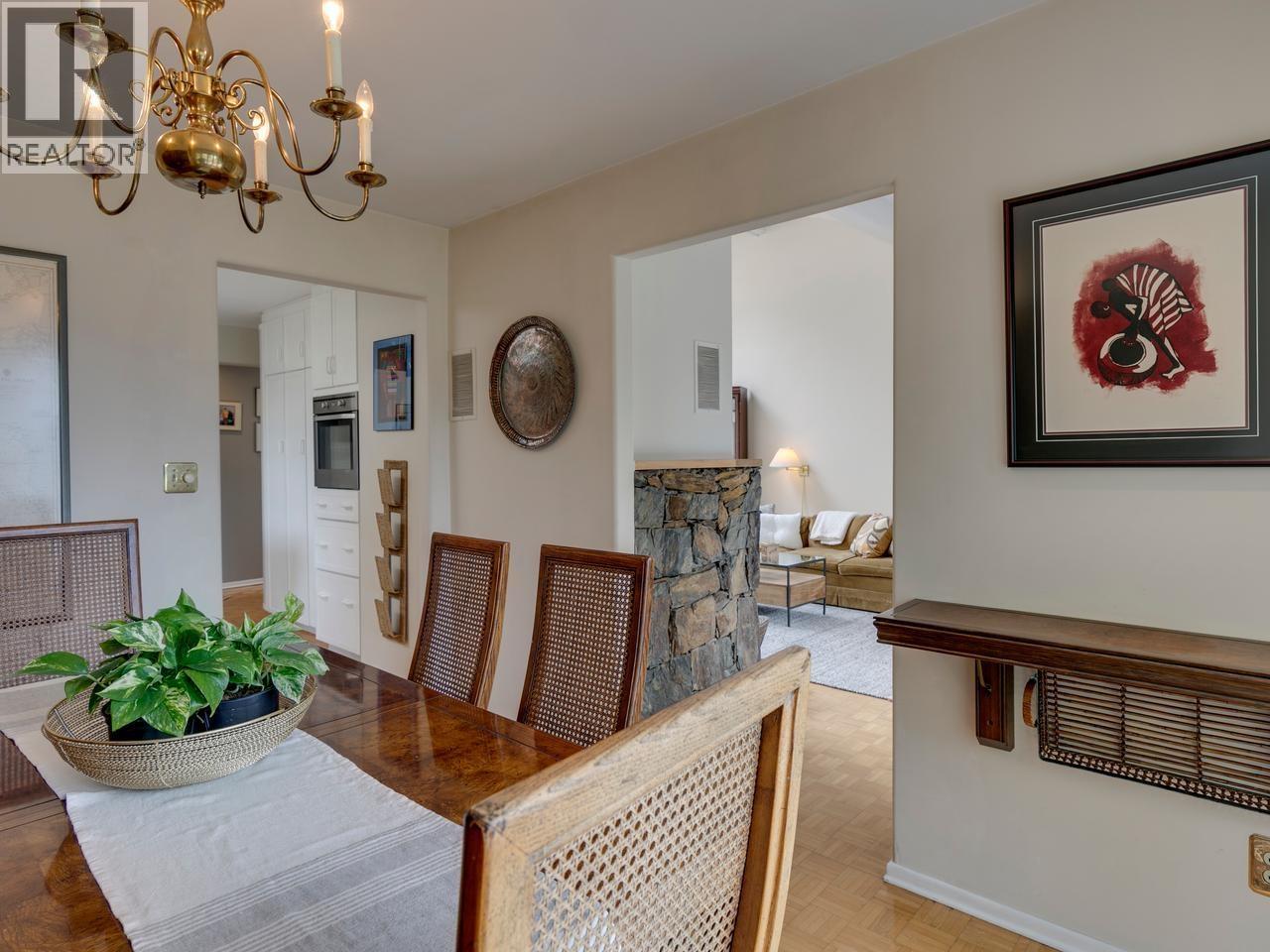 110 OCEANVIEW PLACE, Lions Bay