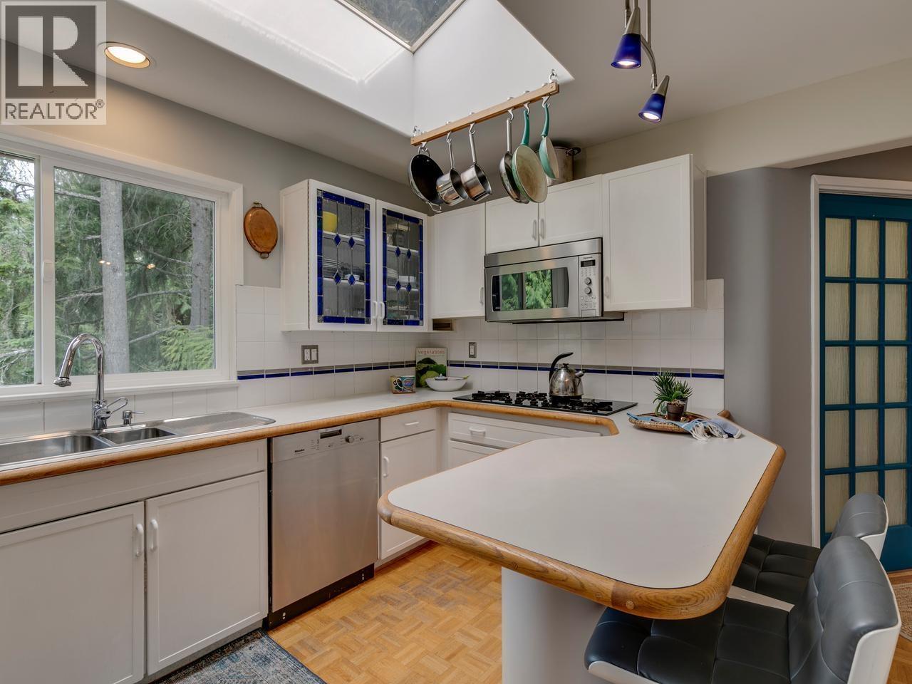 110 OCEANVIEW PLACE, Lions Bay