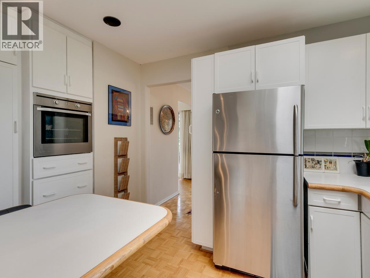 110 OCEANVIEW PLACE, Lions Bay