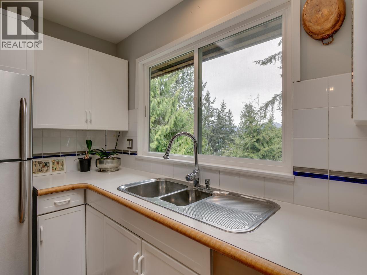 110 OCEANVIEW PLACE, Lions Bay