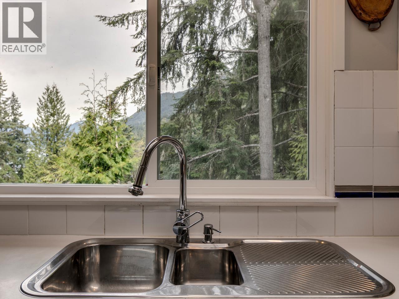 110 OCEANVIEW PLACE, Lions Bay