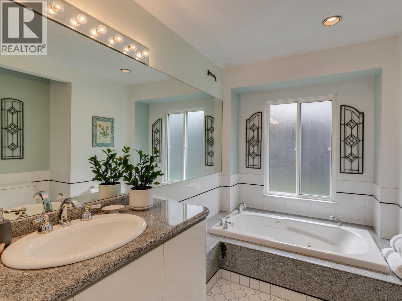 110 OCEANVIEW PLACE, Lions Bay