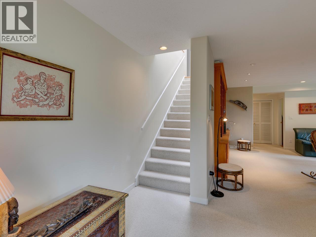 110 OCEANVIEW PLACE, Lions Bay