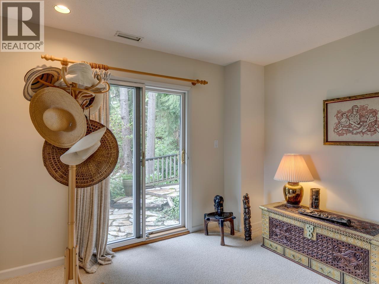 110 OCEANVIEW PLACE, Lions Bay