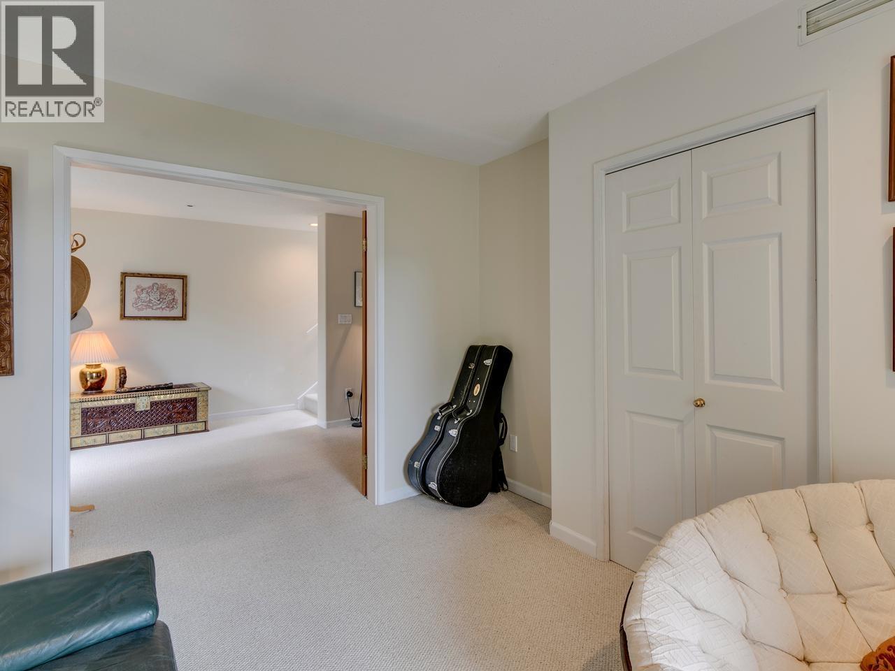 110 OCEANVIEW PLACE, Lions Bay