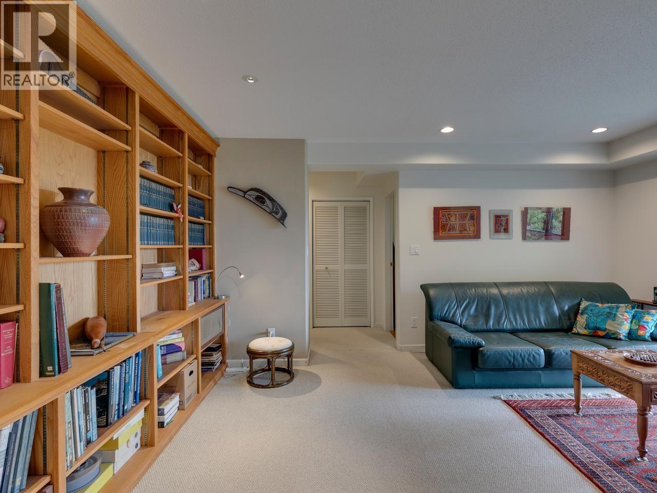 110 OCEANVIEW PLACE, Lions Bay