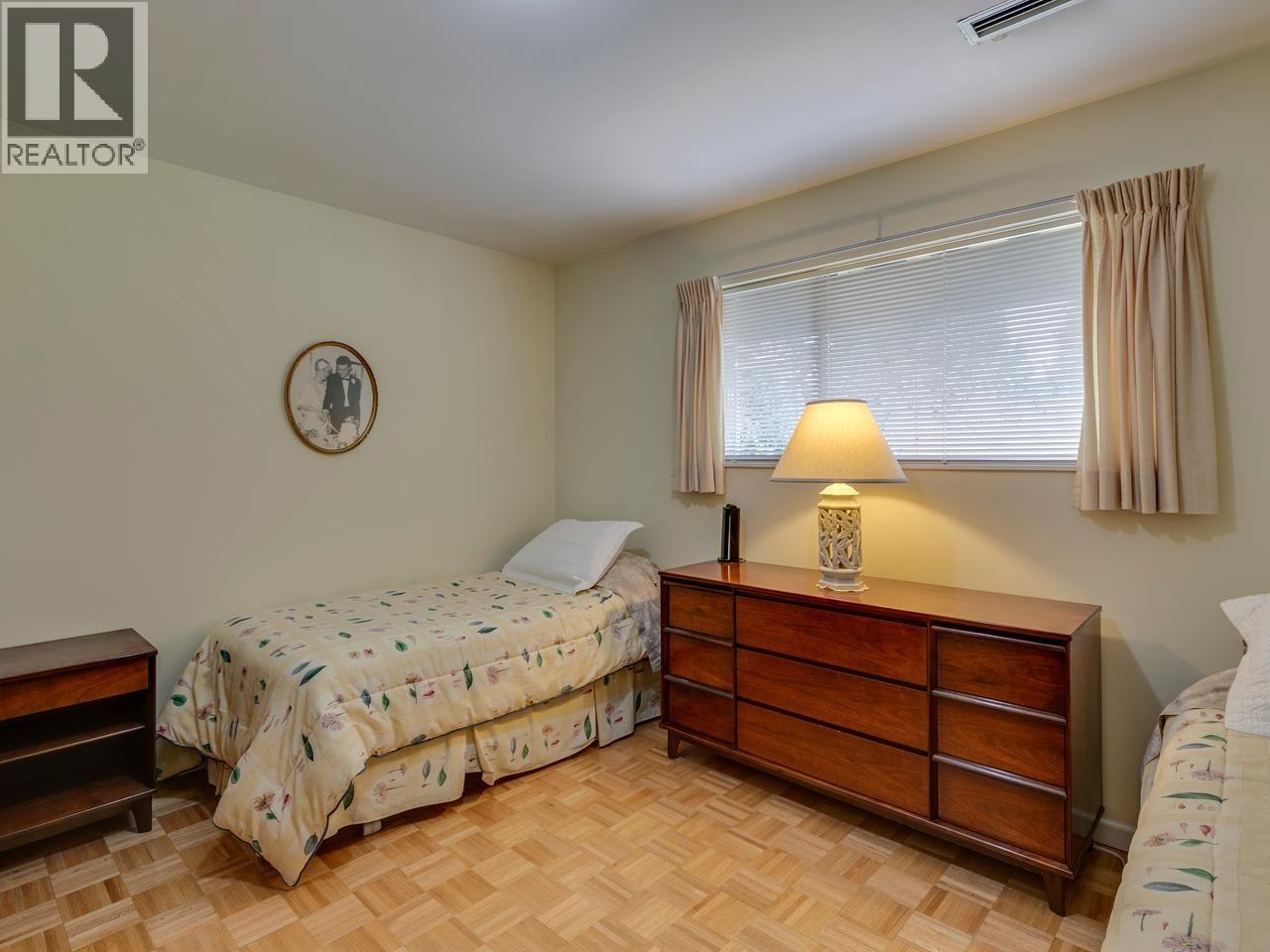 110 OCEANVIEW PLACE, Lions Bay