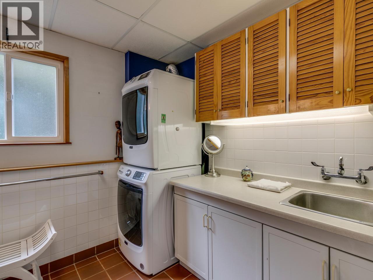 110 OCEANVIEW PLACE, Lions Bay