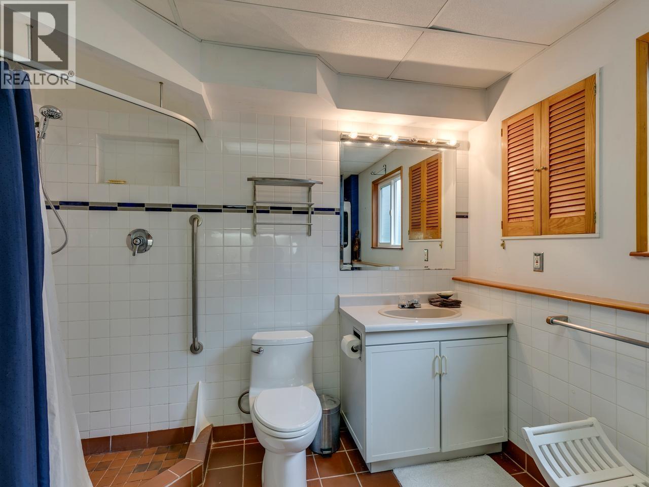 110 OCEANVIEW PLACE, Lions Bay