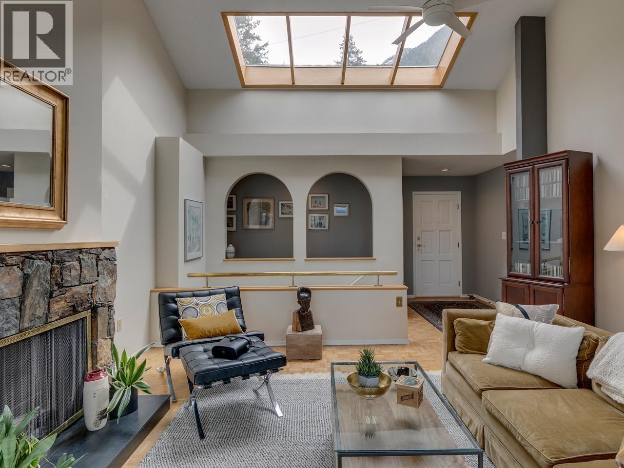 110 OCEANVIEW PLACE, Lions Bay