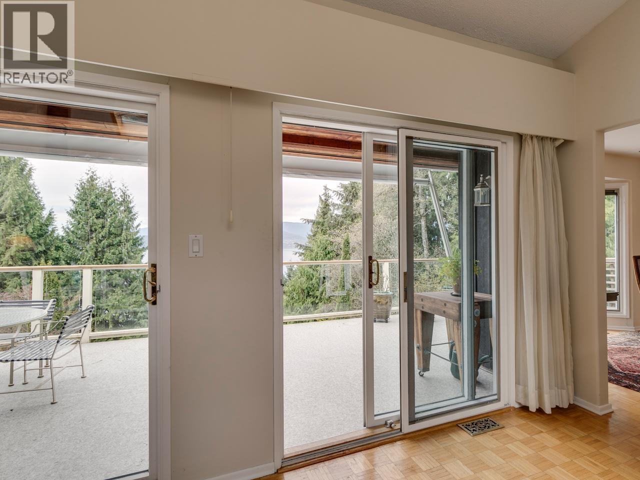 110 OCEANVIEW PLACE, Lions Bay