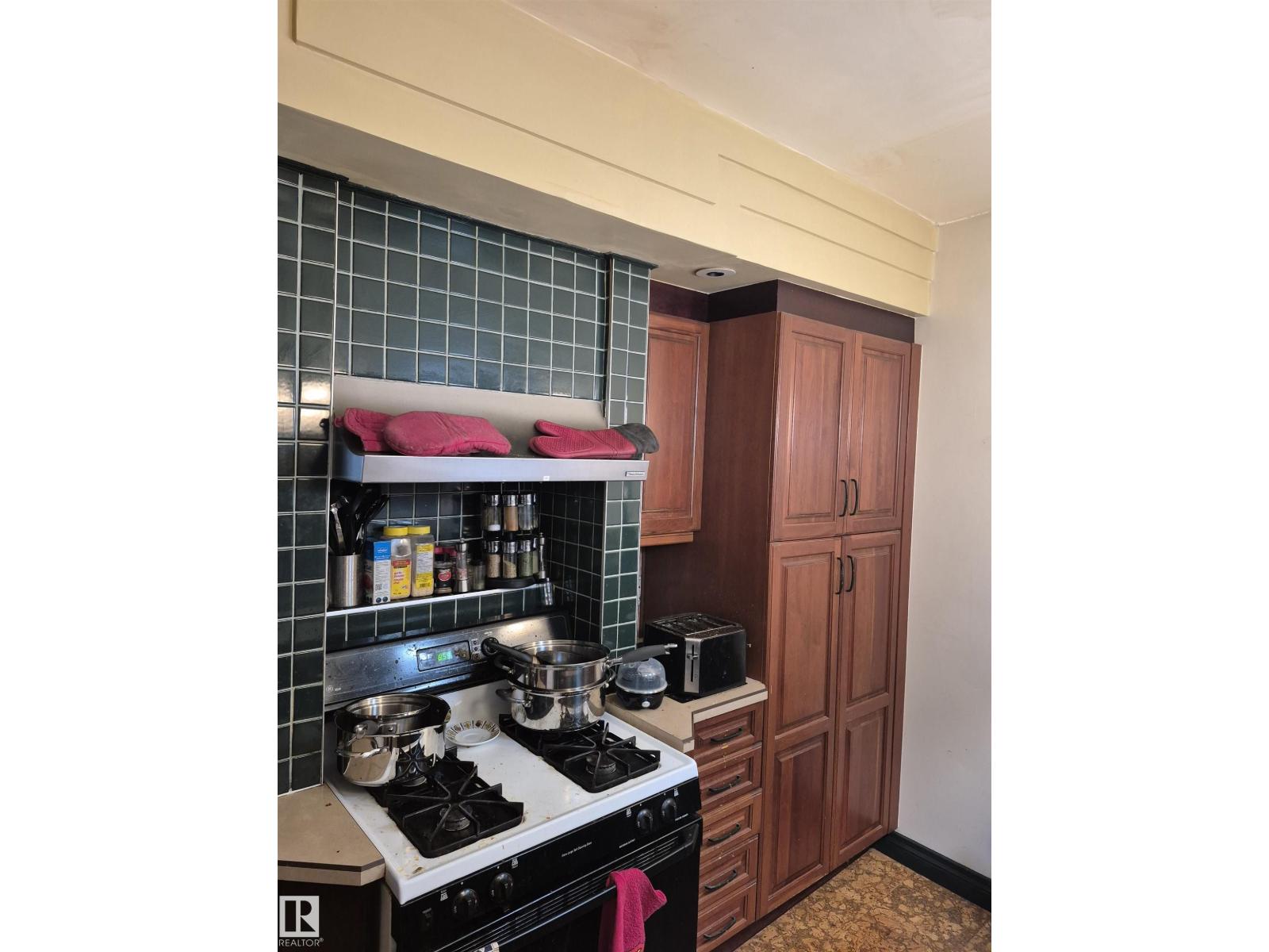 11301 87 ST NW - 10