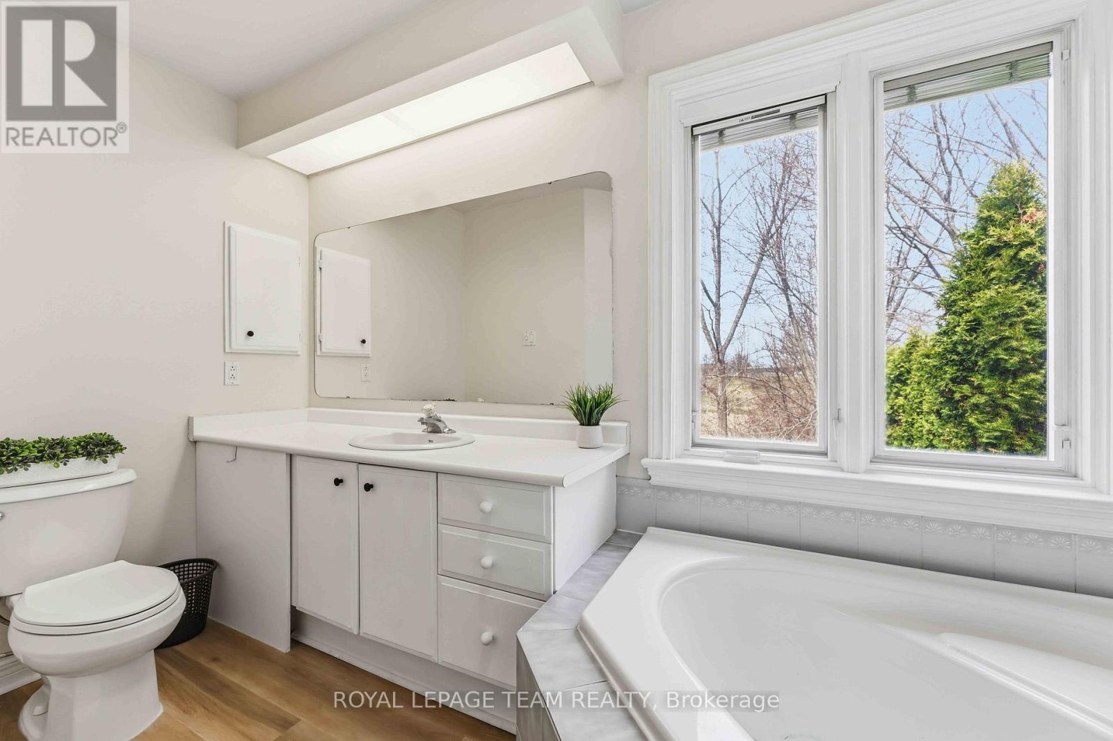 86 SAI CRESCENT - 27