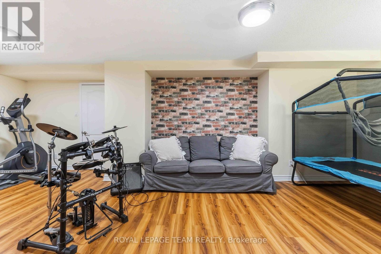 86 SAI CRESCENT - 34