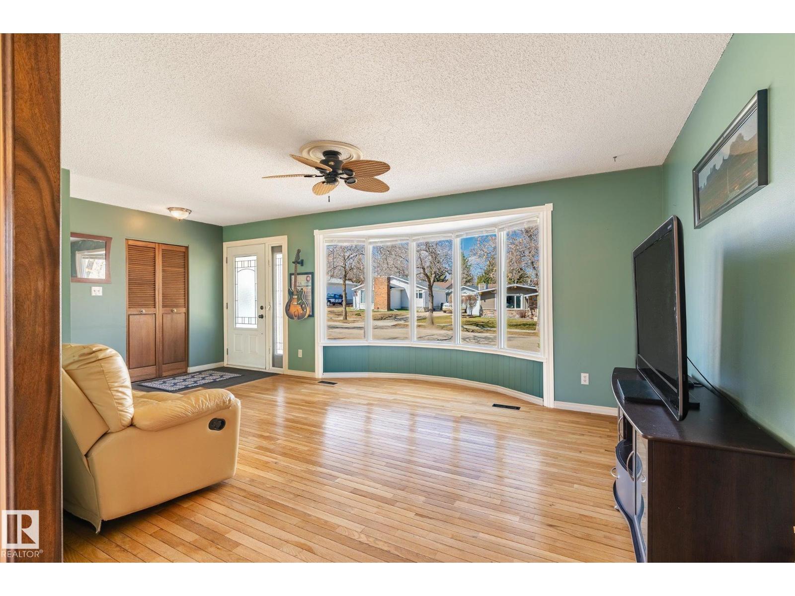 30 FARMSTEAD AV, St. Albert