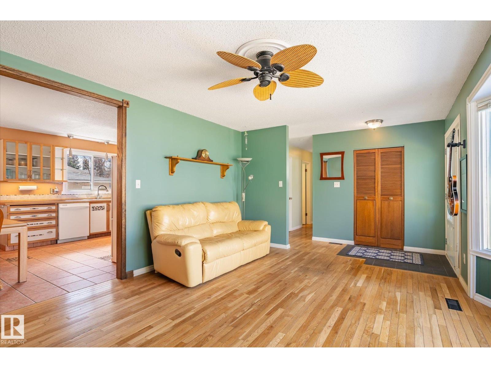 30 FARMSTEAD AV, St. Albert