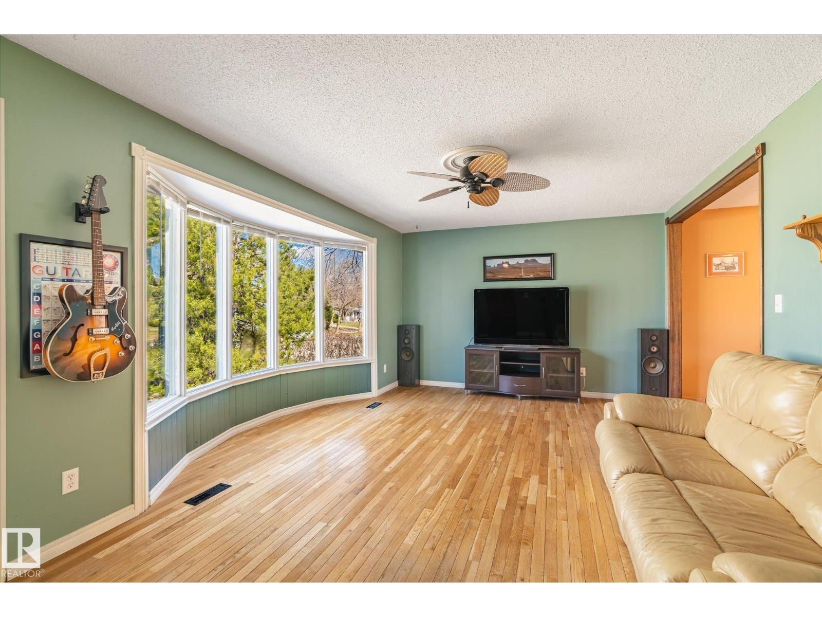 30 FARMSTEAD AV, St. Albert