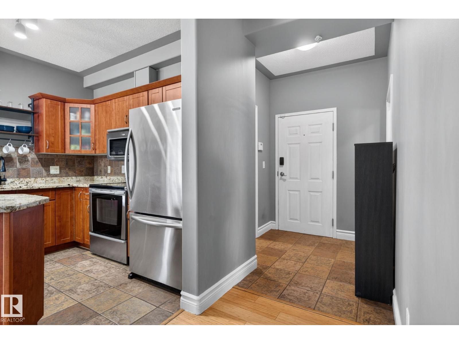 #105 10033 116 ST NW NW, Edmonton