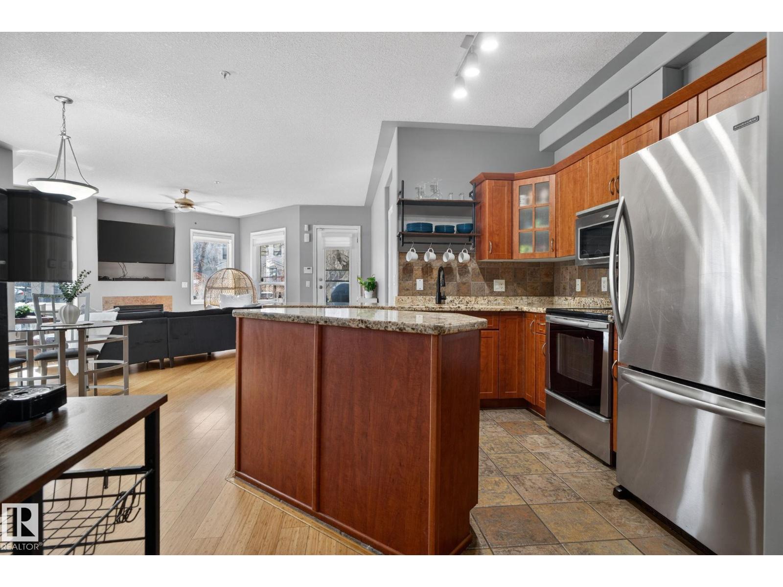 #105 10033 116 ST NW NW, Edmonton