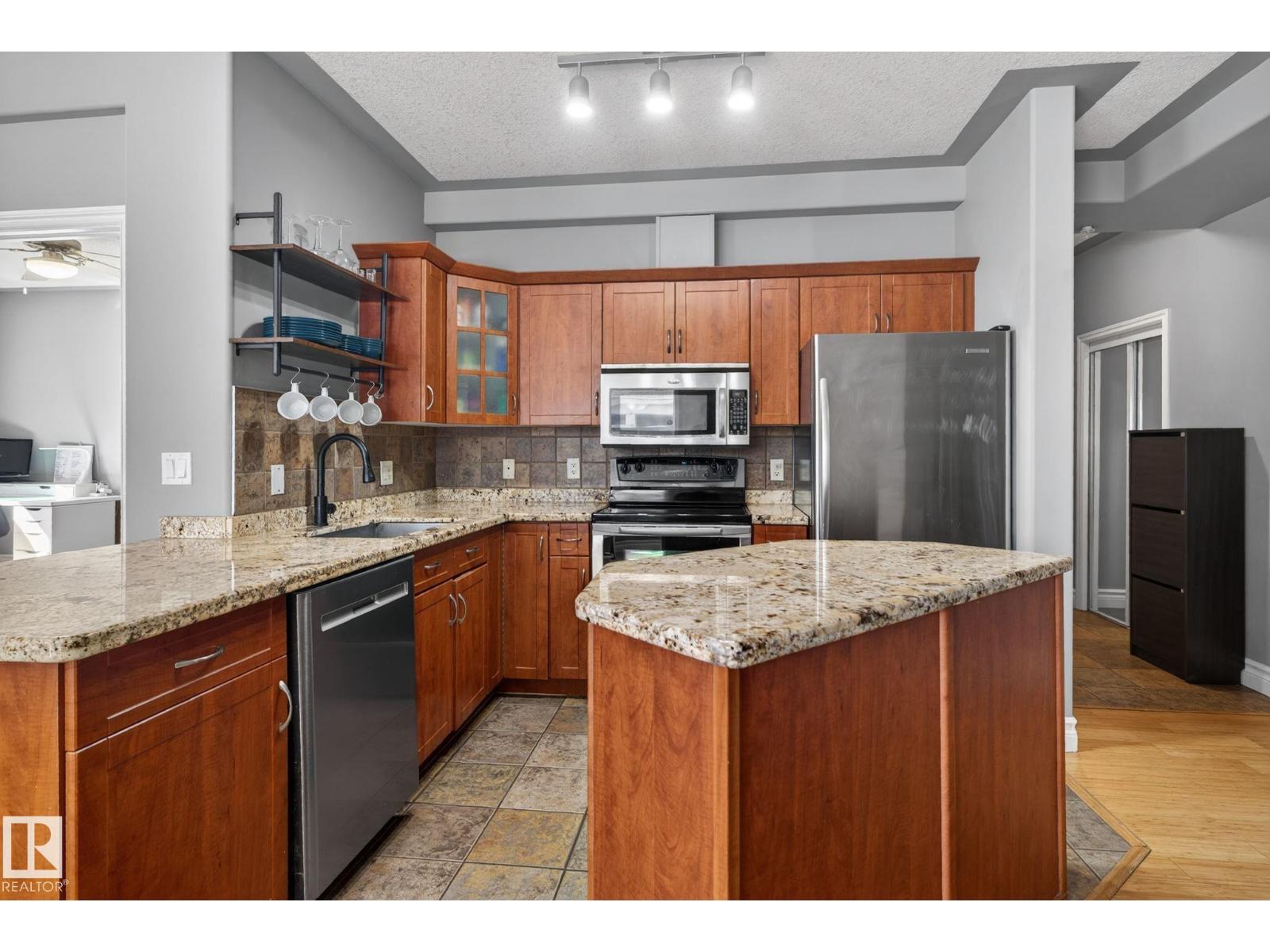 #105 10033 116 ST NW NW, Edmonton