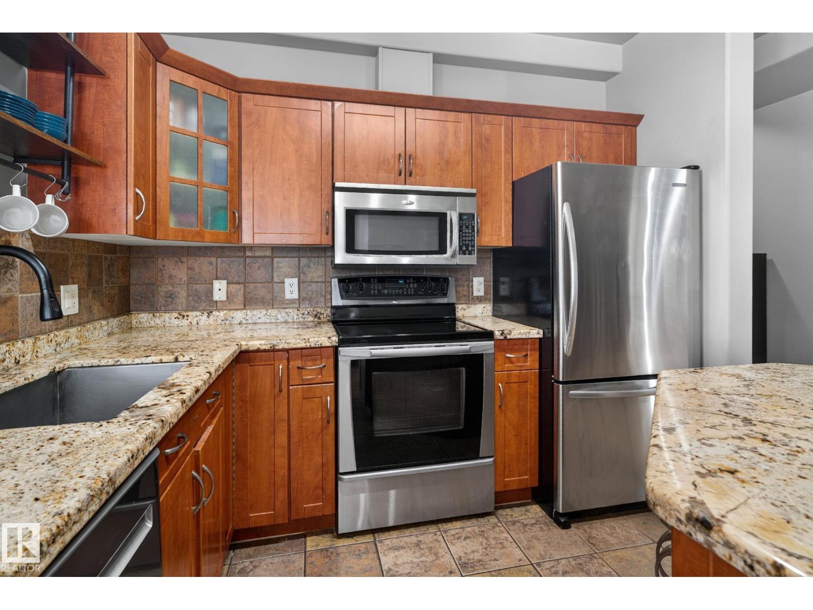 #105 10033 116 ST NW NW, Edmonton