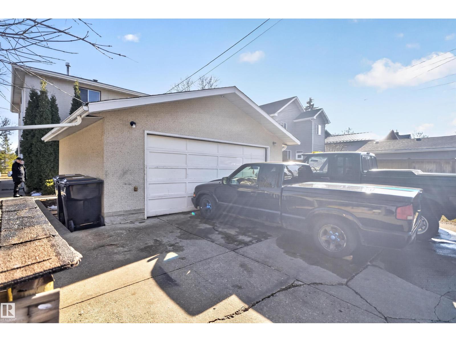 9732 75 AV NW, Edmonton