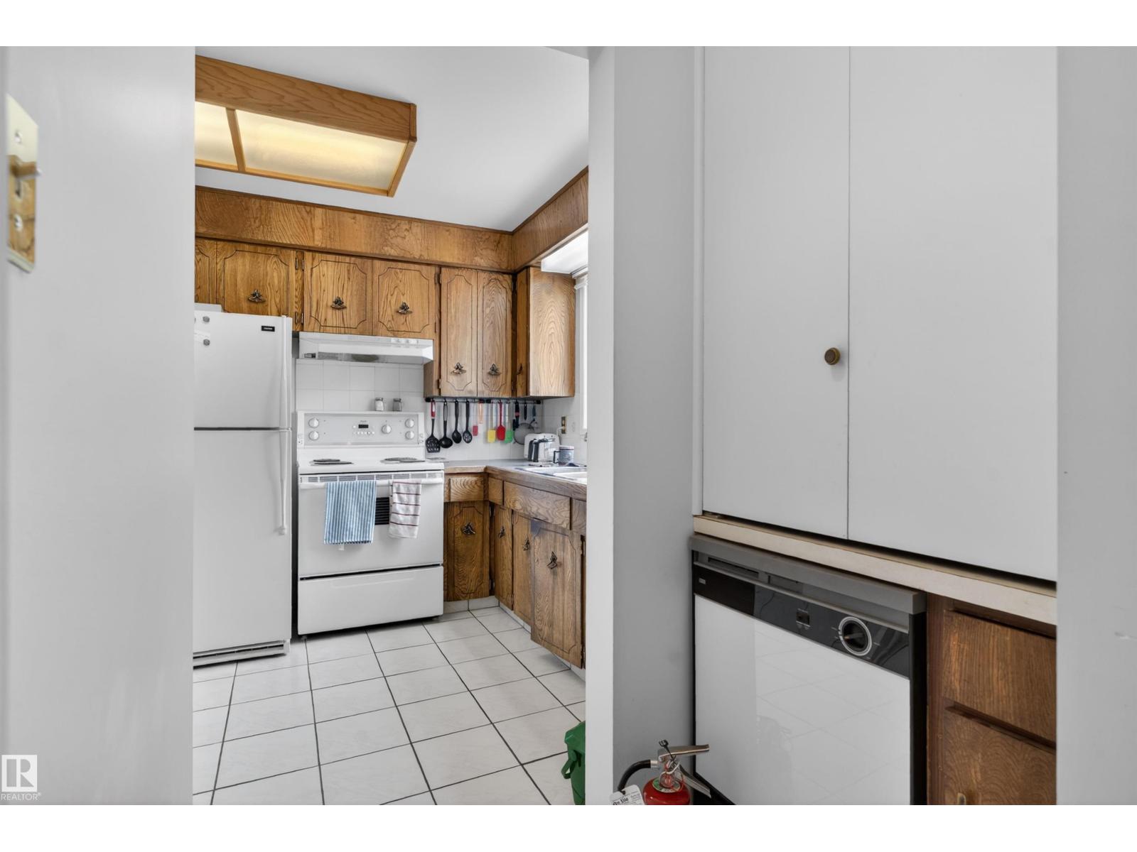 9732 75 AV NW, Edmonton