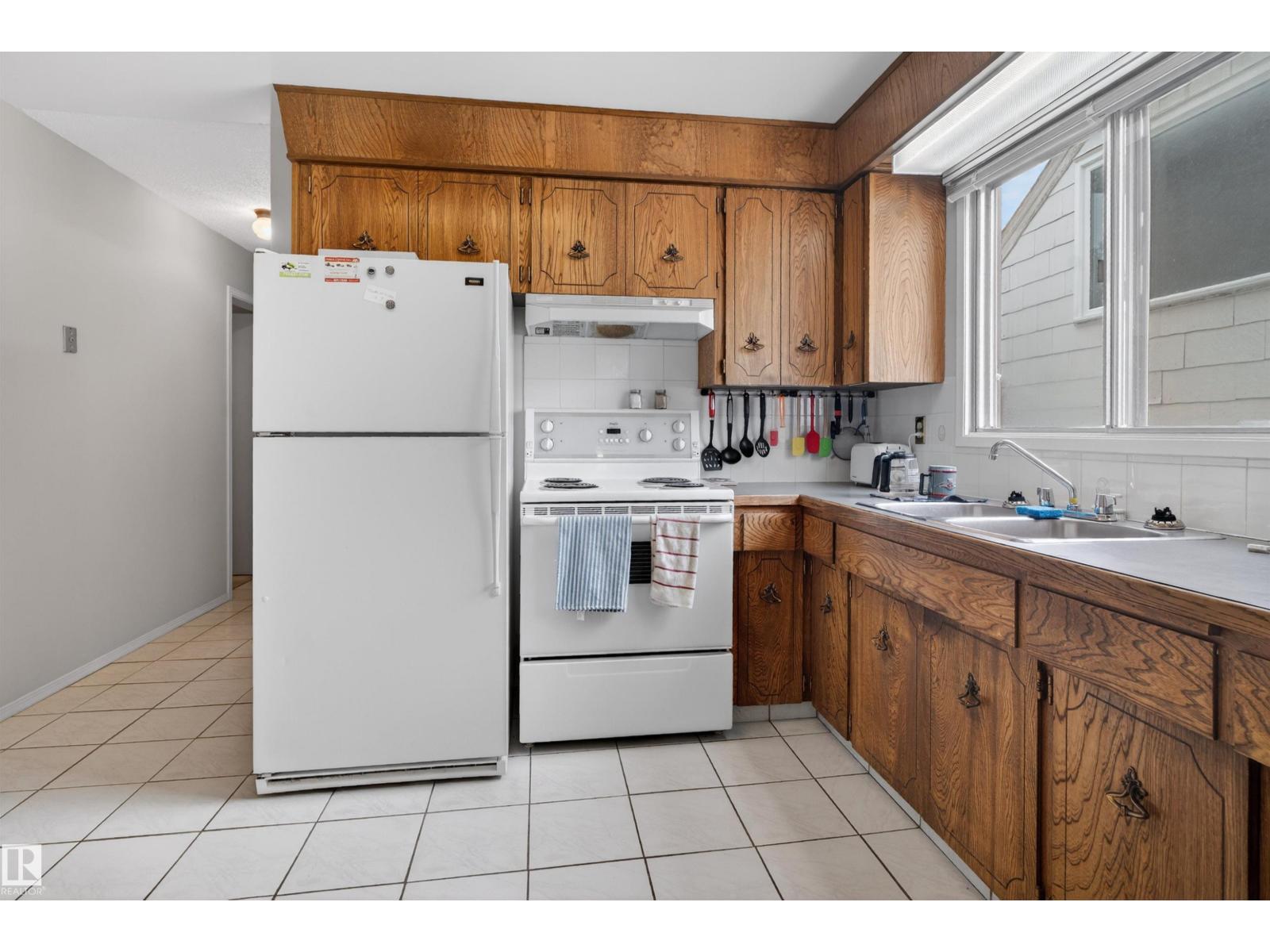 9732 75 AV NW, Edmonton