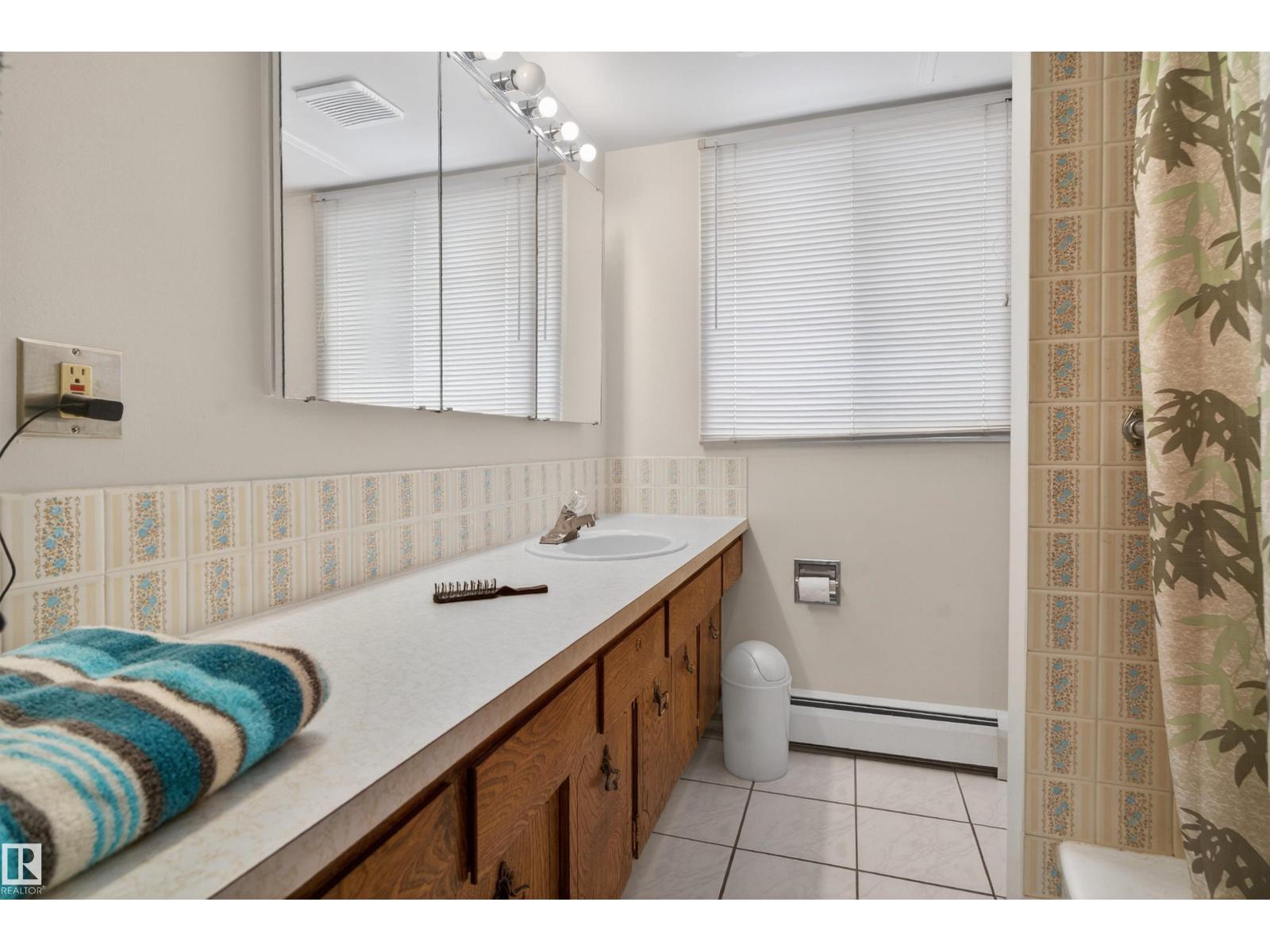 9732 75 AV NW, Edmonton