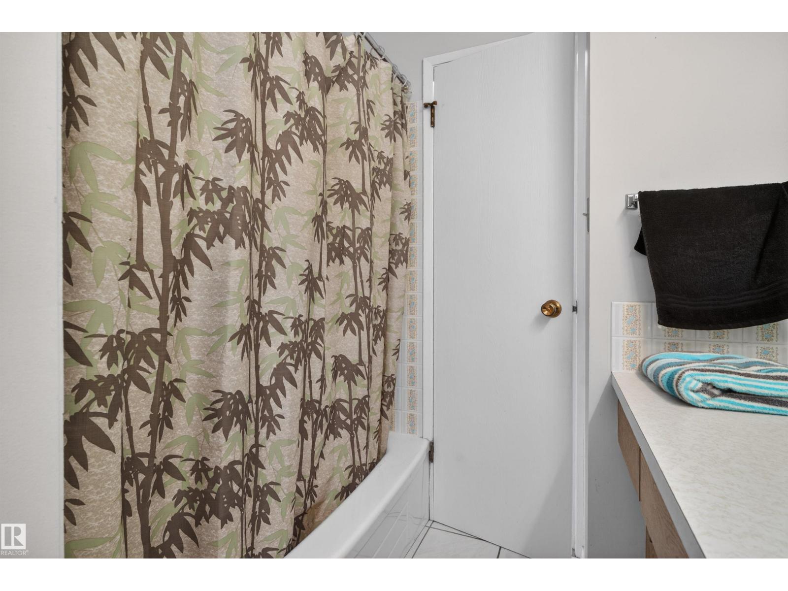 9732 75 AV NW, Edmonton